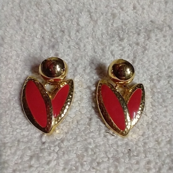 Goldtone red ♥️ leaf 🌿🍀 shape post earrings no backs - Picture 1 of 3